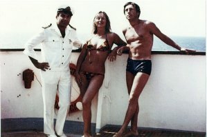 Когда жена выше тебя ростом хороший фотограф найдёт решение...:)