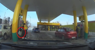 Это гоблин по ходу её ещё и не долил . Остатки сливает в канистру !