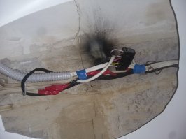 Попросили помочь, розетка в ванной что-то не работает, приехал...