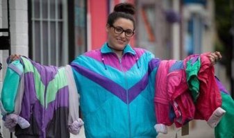 О! Юбка резинка!!! У меня были: черная, фиолетовая и салатовая-вырвиглаз!!! Эх! В то же время появились футболки длинные с диснеевскими персонажами и лосины, таких же вырвиглаз цветов!!!  Откровенно говоря, трэш еще тот, но нам все нравилось)))