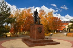Главная заслуга Бокарева - тепловая обработка семян подсолнечника перед прессованием. И, да, жаренные семечки оказались вкуснее. Так что заслуга двойная.
