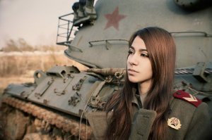 Судя по форме - девушка изображает юнита СССР 3-го уровня