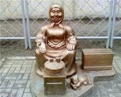 Памятник бабушке с семечками
