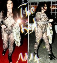 Можно подумать сейчас исполнители на сцену выходят исключительно во фраках и бальных платьях. Одно ЭТО что стоит.