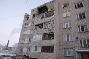 "Людей разместили в гостиницах Центрального административного округа столицы."
---
Оуеть.
16 декабря 2018.
Когда у нас (в Вологде) ипанул дом, то всех "размещали" в соседней школе (спортзале и классах). А дом тоже был элитным.
Самое интересное, что про тот взрыв сказали по первым каналам и лентам в инете разок и утихли.
Магнитогорск был позже. И тоже - К. Маркса.
А у меня в пол-первого ночи в стену ударная волна пришла. 

На фото труба котельной той самой школы. Мой дом за школой (не видно).