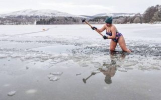 Она рыбу ловит или мужа добивает?