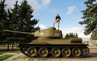 Эту ш.а.л.а.в.у вообще судить надо за оскорбление памятника ВОВ.