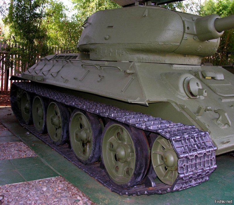 На последнем фото танк из музея Анголы...вид сбоку...почувствуй разницу ;)