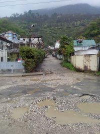 Отдыхал в Сочи, съездил в Гагры на день. Из плюсов - дьютик на границе. Остальное отстой и разруха. Еле нашел где поесть. Хоть не отравился, туалеты там, как в деревне были. Магазины *****.