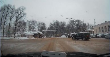 Не оправдываю чувака на Ниссане, но вот момент когда таксист нажал на сигнал (значит увидел опасность)! Неужели нельзя было затормозить или уйти правее?