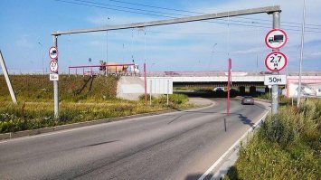 чем надо долбиться в глаза, чтобы этого не заметить... 
а ведь за рулем не курицы, которые только вчера права купили, а "водители-профессионалы"..