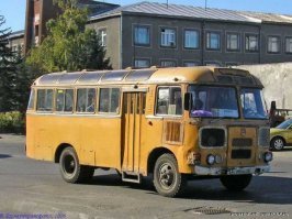 Мой любимый автобусик, у него ещё частенько двери сломанные были, а пригородные автобусы были с окошками на крыше. А аппаратики по выдачи проездного билета, помните? А на выходе коробочка для ненужных билетиков.