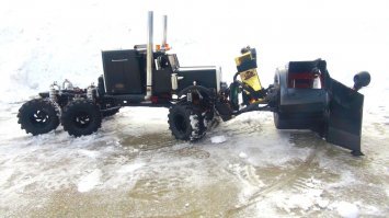 Прикольная униможка)
вообще, тема радиоуправляемых сноу-плоу на RC ADVENTURES раскрыта - там и бигфуты, и гусеничный (на 3D принтере напечатанный), и вот такой забавник: 
))