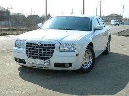 Шруслер 300, белый 2004 года.