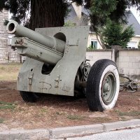 "В 1909 1910 годах заказами Военного ведомства занимался генерал-инспектор артиллерии великий князь Сергей Николаевич. Великий князь, его любовница Матильда Кшесинская, а также правление завода Шнейдера и правление Путиловского завода организовали «преступное сообщество». В итоге все принимаемые на вооружение в России артсистемы должны были быть обязательно системы Шнейдера и производиться исключительно во Франции или на Путиловском заводе 5 июня 1912 года был подписан контракт с Путиловским заводом на изготовление 56 152-мм пушек образца 1910 года по цене 48 000 рублей за штуку. Юнкера Михайловского артиллерийского училища тут же обозвали шнейдеровское орудие гаубицей «системы Кшесинской». " (С) всё там же.

76-мм горная пушка Шнейдера, 105-мм пушка Шнейдера (на самом деле, разработка инженеров Путиловского завода, купленная Шнейдером вместе с заводом), 122мм гаубица Шнейдера, 152мм гаубица Шнейдера.
Так или иначе, а некоторые из этих орудий прослужили до 45 года.