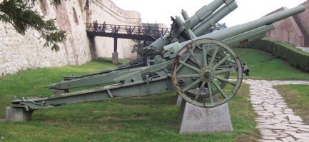 "В 1909 1910 годах заказами Военного ведомства занимался генерал-инспектор артиллерии великий князь Сергей Николаевич. Великий князь, его любовница Матильда Кшесинская, а также правление завода Шнейдера и правление Путиловского завода организовали «преступное сообщество». В итоге все принимаемые на вооружение в России артсистемы должны были быть обязательно системы Шнейдера и производиться исключительно во Франции или на Путиловском заводе 5 июня 1912 года был подписан контракт с Путиловским заводом на изготовление 56 152-мм пушек образца 1910 года по цене 48 000 рублей за штуку. Юнкера Михайловского артиллерийского училища тут же обозвали шнейдеровское орудие гаубицей «системы Кшесинской». " (С) всё там же.

76-мм горная пушка Шнейдера, 105-мм пушка Шнейдера (на самом деле, разработка инженеров Путиловского завода, купленная Шнейдером вместе с заводом), 122мм гаубица Шнейдера, 152мм гаубица Шнейдера.
Так или иначе, а некоторые из этих орудий прослужили до 45 года.