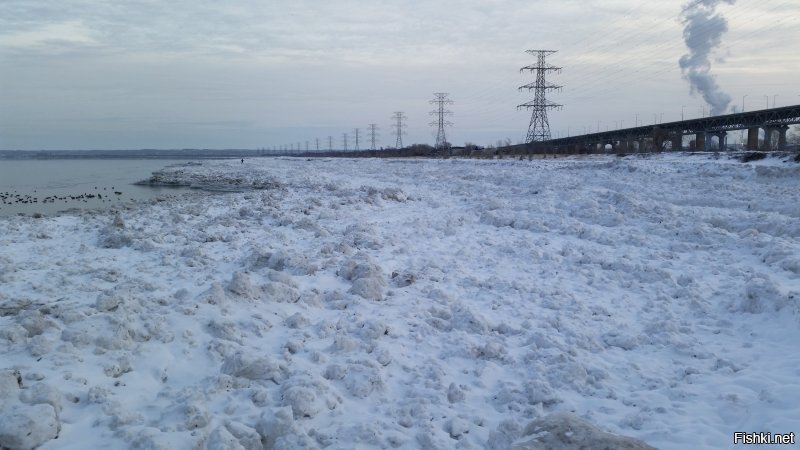 У берега замерзает, а дальше остается вода. Ветра тут сильные. Вот фотка Онтарио. В 2015 держалась похожая температура. Линия электропередач как раз стоит на берегу. Ближайшие 100 метров замерзли, а дальше вода.