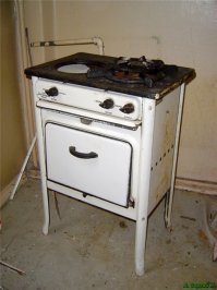 А куда ещё две конфорки дели? Двухконфорочная плита не такая глубокая.:) 
 Я зануда.