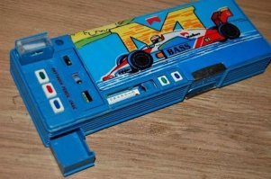 Вряд ли кто то обратит внимание на этот пенал из нынешней молодёжи, но скажу честно в те годы радость обладания им по количству счастья примерно равна нынешнему состоянию при покупке айфона XS max.