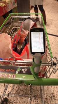 В супермаркетах в Европе кассы самообслуживания работают по принципу "Доверяй, но проверяй".
С одной стороны у кассы площадка, куда выкладываются товары из корзинки, а с другой площадка с весами, куда складывается товар после того, как он насканирован. Вот эти весы и есть тот самый контроль соответствия веса, о котором я написал.

В последнее время появились более продвинутые системы, где обходишься без весов и сканируешь товар сам себе в процессе заполнения тележки- см. фото.