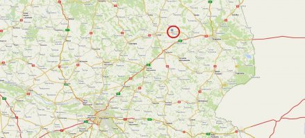 "Польская деревня Визна расположена на берегу реки Нарев к северо-западу от Варшавы. Традиционно поляки считали это место стратегически важным: во-первых, отсюда открывается дорога к столице..."

Странно... Деревня Визна действительно расположена на берегу реки Нарев, но только к северо-востоку от Варшавы. И находилась почти на границе СССР. Какая нах "дорога к столице"?