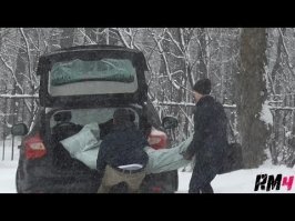 Дачники грузят удобрения.