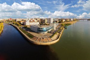 Омь слева, Иртыш справа. У Оми очень илистое дно.