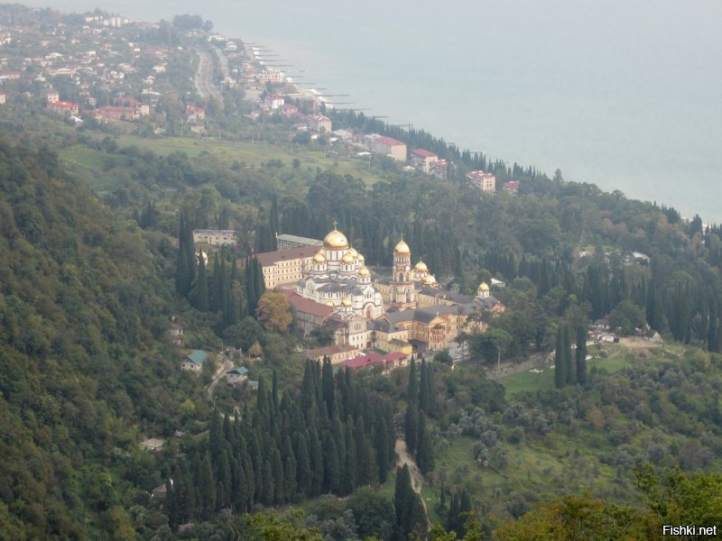 были в октябре 2016 в Абхазии, специально не в сезон. Ездили с женой на машине. Самый главный неприятный момент это стиль вождения местного населения, когда они обгоняют прямо в лоб в уверенности, что обгоняемая и встречная машины прижмутся к своим обочинам. При этом на обочинах либо кони отдыхают, либо коровы. Были там 10 дней изъездили всю Абхазию, ни одного штрафа, но ездил исключительно по правилам +19 у них превышать нельзя, гаишники прячутся в тонированных гражданских машинах.  Второй неприятный случай, это когда пытались взять деньги за парковку возле кафе в которое мы приехали, принципиально были посланы нахер и мы поехали в другое кафе. Но это совсем мелочь. Напоминаю что был уже не сезон, мест для парковок хватало всем. Воздух был +25-27, вода +22-23. Мне очень понравилось, поедем ещё. Шикарная природа, вкусная еда, правда не всегда дешёвая.
