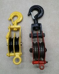 Только не надо рассказывать тут "индейские сказки" про то как Маниту дилижанс Джо рывками вытягивал из Гранд-Каньона.  
1) лопату в руки и пошел откапывать
2) под колеса подкладывается все что угодно - от веток до бушлата
3) люди убираются от троса и машин - чем дальше тем лучше.
4) ТБ написана кровью. и это не пустые слова. 
5) тягач натягивает трос (выбирает слабину) и только тогда может рывками дергать.
6) А про это ... не слышали?