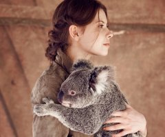 Бинди Ирвин и змей не боится, да и других животных...