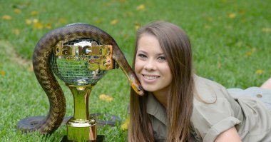 Бинди Ирвин и змей не боится, да и других животных...