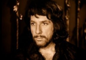 А меня он реально поразил в этой роли