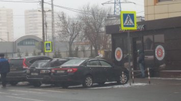 Выложу пару муд.аков, паркующихся на зебре, может кто узнает соседа или знакомго, пусть стыдно будет. Хотя таким не стыдно похоже...