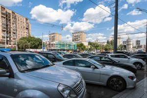 "  беда, парковок на всех не хватало.              "

"    И о чудо, все стали парковаться по правилам,  "

" идем через чужой двор, а там просто звиздец, запаркованы кто как смог"

-  А секрет прост. Половина народу стало в соседних дворах парковаться.
Машинки  то  железные, дется то никуда не моли. 

"Чудес  не бывает"  (С) старый  технарь.