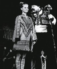 Первый раз её увидел в спектакле "Сказка о четырёх близнецах". Ещё с классом своим ходили. Давненько было, но впечатления помню до сих пор, тем более это был первый поход в театр. Мои поздравления, с юбилеем!!!