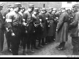 Не зря народную милицию переименовали в полицию.