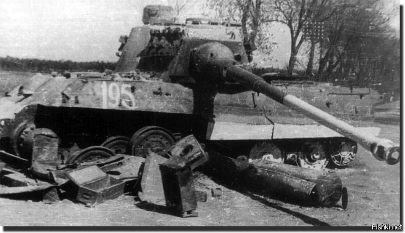 Подбитый советской артиллерией немецкий танк "Королевский тигр" (Pz.Kpfw. VI Ausf. B). Венгрия, март 1945 года.