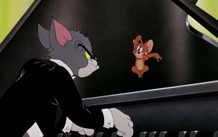 Мастер буги-вуги показал девушкам, как нужно играть на пианино