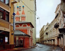 "....Забор перед нами обращён к нам лицом (перпендикулярно взгляду зрителя), а дом завёрнут, после дома забор ещё дальше завёрнут, хотя они должны стоять на одной линии..."
____________________
А почему они должны стоять на одной линии? Я уже писал ранее, улица поворачивает. Что, никогда не видел таких улиц?