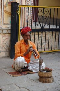 А вот и заправщик