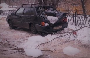 4 февраля можно смело называть Днём орловского сосулепада. За одни сутки в областной столице ледяными глыбами было повреждено несколько автомобилей и рекламных вывесок. Во Мценске пострадал человек: сосулька упала на женщину с крыши местной прокуратуры.