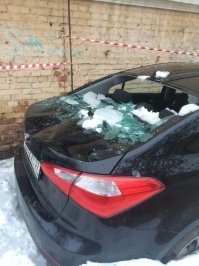 4 февраля можно смело называть Днём орловского сосулепада. За одни сутки в областной столице ледяными глыбами было повреждено несколько автомобилей и рекламных вывесок. Во Мценске пострадал человек: сосулька упала на женщину с крыши местной прокуратуры.