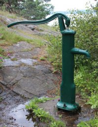 А вода всегда была холодная и очень вкусная. Но! Важнее был процесс! Качали с гордостью и очень усердно. Это же тебе, как взрослому, доверили такую важную работу:)