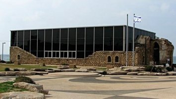 Замок Матрера на помнил музей Эцель ,на берегу Тель Авива. Который размещен в здании, представляющем древние руины, надстроенные в стиле хай-тек.