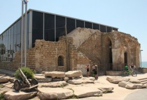 Замок Матрера на помнил музей Эцель ,на берегу Тель Авива. Который размещен в здании, представляющем древние руины, надстроенные в стиле хай-тек.