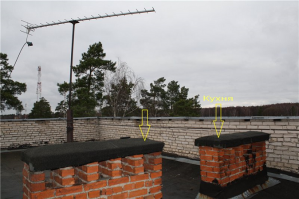 Отверстие на крыше и вертикальный канал с небольшим уклоном, опускал на верёвке груз с сеткой. 
18 отверстий (по 9 с каждой стороны)- 18 квартир на одном стояке.