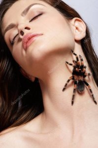 Девушки и пауки