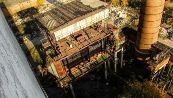 Парадокс в нашей стране. 
Кажется.

Вот  как я понимаю, г. Владимиру  побратим  - немецкий Эрлаген предложил  завод  для сортировки мусора. Как  в  у  немцев по всей стране в центре  городов стоят. Это не переработка мусора. Просто  мусоровозы прут мусор   примеро в центр, там его  сортируют вытаскивая металл, пластик  и бумагу с конвейера а что не годится прессуя.  Спресованное   уже вывозится  на свалку.

Завод быстро окупается. Минимизирует  пробег мусоровозов и  блюдёт  экологию так-как  на свалки уходит существенно меньший объём  чем если сразу мусор туда валить.
На  ночь   комбинат  этот  закрывают  на сан обработку и мусор  там  не хоронится. К тому же , сие  предприятие  даёт не кисло  рабочих мест. 

Но  на улицы  вышли  толпы тёток  непонятных с плакатами и воплями  о том что  нельзя в центре  города  открывать мусоросжигатель. Что  они против и умрут  за родину. Набежало елевизионщиков и  газетчиков. Куча  ору и кудахтанья . статья про сгоревший  в 90х мусорозжигатель  городской  и какой  он нанёс ущерб  экологии своими руинами. И примеры как  люди живут  на  свалках в Африке... 
И  руководство  города  решило отказаться  от подарка  на  юбилей .

Вроде вот  оно - говно и специфика тупой русни. Дебилы и истерички  без мозгов...

Но есть мнение что всё не так на самом деле.

Есть мнение (не буду  утверждать что верное  - это уже подсудное  дело,  слишком  большие  люди  в  этих вопросах ) что :

1)  комбинат  хотели построить как раз там  где чуть позже  возвели НЕЗАКОННУЮ  18этажку  ныне портящую  вид  города  и  нарушающую вообще всё что можно. Было решение суда  на снос, было решение  администрации  города  о  уменьшении  этажности. Но по факту  это элитное  жильё  стоит  и  люди там  живут. И никто ничего сносить не будет. Никогда.

2) Вывозом мусра  анимаються  те  же люди что сидят в  администрации- и им будет сложно  оправдать завышенные  тарифы  при такой схеме.

3) Владелец  свалки  тоже сидит в  администрации, свалка  должна была быть  закрыта много лет назад.  Но  она загадочно стала  самовозгораться  ежедневно  и в результате  мусор становится   пеплом и его не надо  укатывать, пересыпать песком  и   яма ( свалка)  не заканчивается, её не надо   закрывать, засаживать ёлочками  за счёт владельца и  отдавать обратно  государству. достаточно тупо брать  деежки  за  вываливание грузовиками мусора в  горящие кучи.
+  комбинат уменьшит  объём  мусора  а  значит дохода +  метал  щас и  на свалке  отлично извлекают  бомжеватые  личности. и  никаких  налогов   да и вообще они там вроде за еду трудятся.
 НА хозяев свалки выписаены миллионы  штрафов и  заведено  несколько  дел - но  там  за 1  день  доходы поваляют покрыть  любые судебные  издержки по слухам.
+ никого не волнует что пол  города на баллончиках от астмы и  оные  свободно продаются  в  любой аптеке а  не под  заказ как во всём мире. Ибо спрос   как  на   сосучки  от горла. 

4)  по непроверенным  сведениям от  одной тётеньки участвовавшей в мероприятии - демонстранты с плакатами  это работники  собственно администрации из тех что сидят в  районах, им  дали команду что  говорить и что делать. терять такую работу   тётенькам  предпенсионного возраста не с руки совершенно.. там контингент специфический.  И  демонстрацию  заказали и сми с  газетчиками и прочими - всё  оплачено из кармана гор администрации под  окнами которой и проходила демонстрация и  работники  которой как раз  хозяева свалки и  вывоза мусора...

-------------------------
Это конечно всё трудно наказуемо и вообще просто слухи.

Но как пример ПОЧЕМУ  в РФ такая  загадочная специфика  когда   граждане сами себе ЯКОБЫ  вредят думаю  отличный.