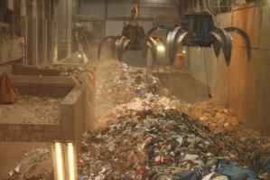 Парадокс в нашей стране. 
Кажется.

Вот  как я понимаю, г. Владимиру  побратим  - немецкий Эрлаген предложил  завод  для сортировки мусора. Как  в  у  немцев по всей стране в центре  городов стоят. Это не переработка мусора. Просто  мусоровозы прут мусор   примеро в центр, там его  сортируют вытаскивая металл, пластик  и бумагу с конвейера а что не годится прессуя.  Спресованное   уже вывозится  на свалку.

Завод быстро окупается. Минимизирует  пробег мусоровозов и  блюдёт  экологию так-как  на свалки уходит существенно меньший объём  чем если сразу мусор туда валить.
На  ночь   комбинат  этот  закрывают  на сан обработку и мусор  там  не хоронится. К тому же , сие  предприятие  даёт не кисло  рабочих мест. 

Но  на улицы  вышли  толпы тёток  непонятных с плакатами и воплями  о том что  нельзя в центре  города  открывать мусоросжигатель. Что  они против и умрут  за родину. Набежало елевизионщиков и  газетчиков. Куча  ору и кудахтанья . статья про сгоревший  в 90х мусорозжигатель  городской  и какой  он нанёс ущерб  экологии своими руинами. И примеры как  люди живут  на  свалках в Африке... 
И  руководство  города  решило отказаться  от подарка  на  юбилей .

Вроде вот  оно - говно и специфика тупой русни. Дебилы и истерички  без мозгов...

Но есть мнение что всё не так на самом деле.

Есть мнение (не буду  утверждать что верное  - это уже подсудное  дело,  слишком  большие  люди  в  этих вопросах ) что :

1)  комбинат  хотели построить как раз там  где чуть позже  возвели НЕЗАКОННУЮ  18этажку  ныне портящую  вид  города  и  нарушающую вообще всё что можно. Было решение суда  на снос, было решение  администрации  города  о  уменьшении  этажности. Но по факту  это элитное  жильё  стоит  и  люди там  живут. И никто ничего сносить не будет. Никогда.

2) Вывозом мусра  анимаються  те  же люди что сидят в  администрации- и им будет сложно  оправдать завышенные  тарифы  при такой схеме.

3) Владелец  свалки  тоже сидит в  администрации, свалка  должна была быть  закрыта много лет назад.  Но  она загадочно стала  самовозгораться  ежедневно  и в результате  мусор становится   пеплом и его не надо  укатывать, пересыпать песком  и   яма ( свалка)  не заканчивается, её не надо   закрывать, засаживать ёлочками  за счёт владельца и  отдавать обратно  государству. достаточно тупо брать  деежки  за  вываливание грузовиками мусора в  горящие кучи.
+  комбинат уменьшит  объём  мусора  а  значит дохода +  метал  щас и  на свалке  отлично извлекают  бомжеватые  личности. и  никаких  налогов   да и вообще они там вроде за еду трудятся.
 НА хозяев свалки выписаены миллионы  штрафов и  заведено  несколько  дел - но  там  за 1  день  доходы поваляют покрыть  любые судебные  издержки по слухам.
+ никого не волнует что пол  города на баллончиках от астмы и  оные  свободно продаются  в  любой аптеке а  не под  заказ как во всём мире. Ибо спрос   как  на   сосучки  от горла. 

4)  по непроверенным  сведениям от  одной тётеньки участвовавшей в мероприятии - демонстранты с плакатами  это работники  собственно администрации из тех что сидят в  районах, им  дали команду что  говорить и что делать. терять такую работу   тётенькам  предпенсионного возраста не с руки совершенно.. там контингент специфический.  И  демонстрацию  заказали и сми с  газетчиками и прочими - всё  оплачено из кармана гор администрации под  окнами которой и проходила демонстрация и  работники  которой как раз  хозяева свалки и  вывоза мусора...

-------------------------
Это конечно всё трудно наказуемо и вообще просто слухи.

Но как пример ПОЧЕМУ  в РФ такая  загадочная специфика  когда   граждане сами себе ЯКОБЫ  вредят думаю  отличный.