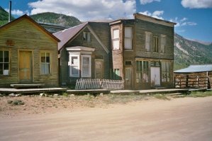 Увы, это мировая тенденция. Люди хотят жить в городах, посещать супермаркеты, кинотеатры, театры, работать в теплых комфортных офисах, а не в поле. 
Вот заброшенный городок в США. И правильно. А что в нем делать? Работы нормальной нет, перспектив нет. Ну и зачем в нем жить? В России, да и везде такие же тенденции. Огромные агрохолдинги производят достаточное количество продуктов, у небольших деревень просто нет перспектив.